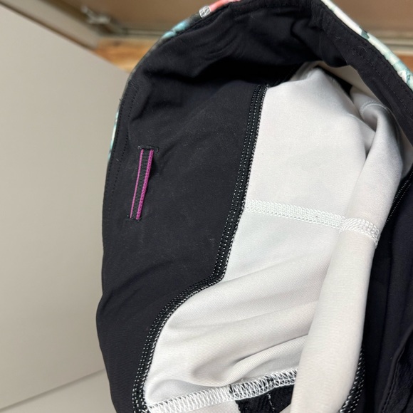 Rare Lululemon cropped 7/8 legging women’s size 4. In great condition . - Picture 5 of 5